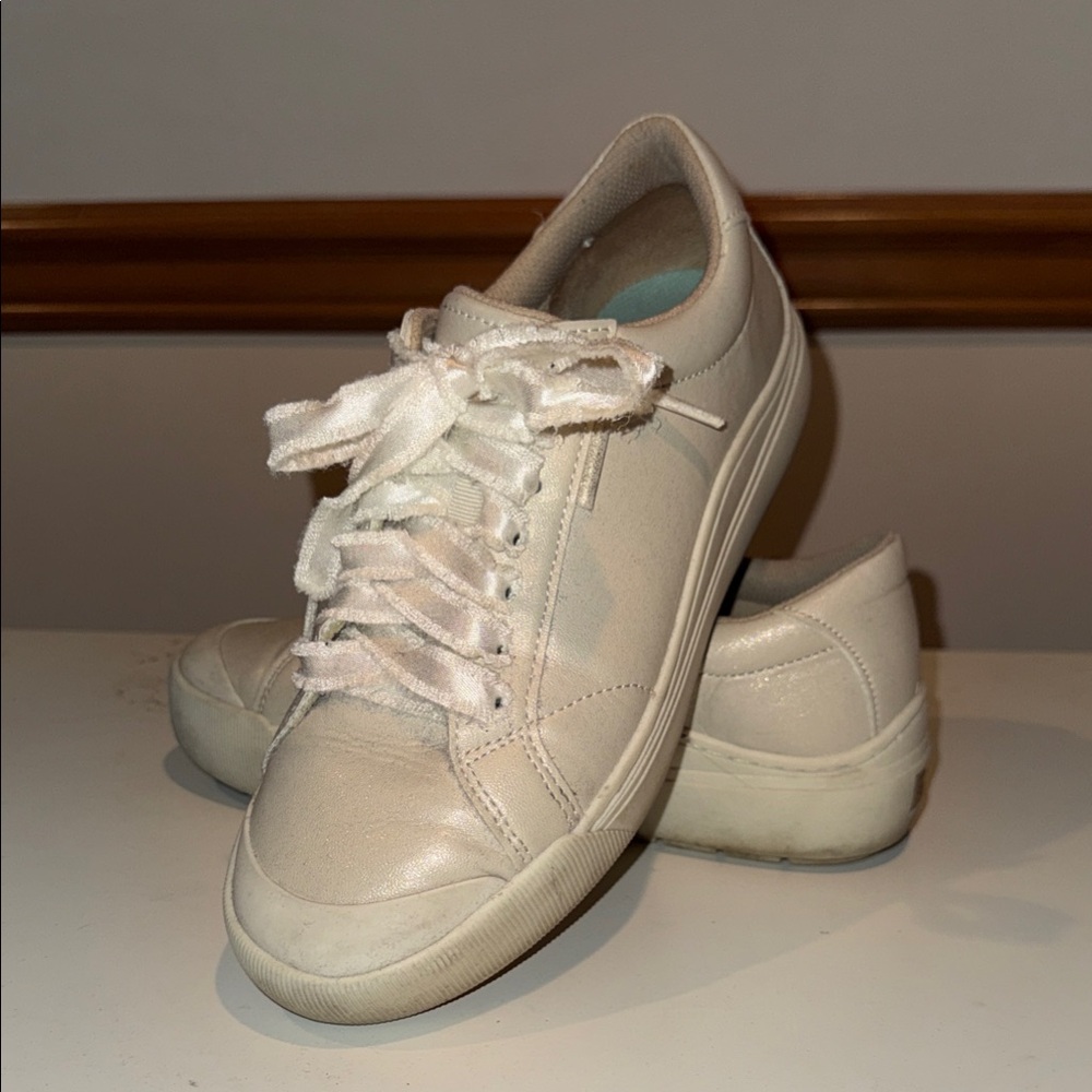 Dr. Scholl's Cream Lace-Up Sneakers special edition